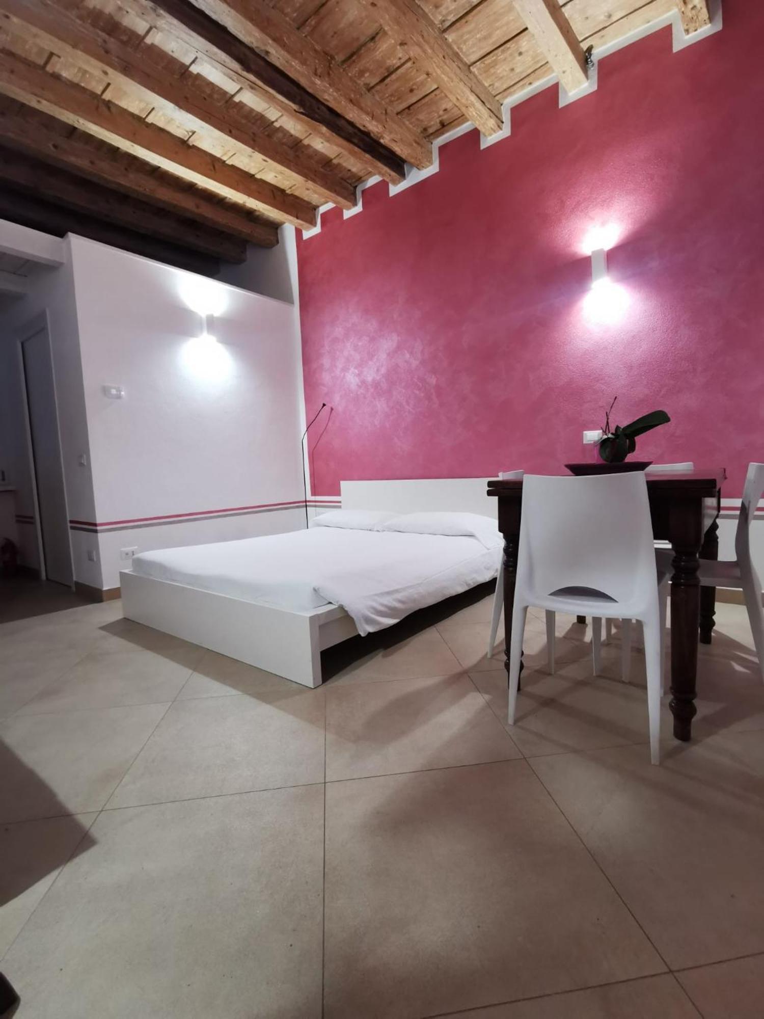 Flora Inn, Super Sweet Studio - Centro Бергамо Экстерьер фото